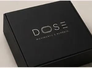 Caixa de embalagem preta com a marca DOSE.