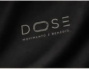Assinatura DOSE aplicada em peça preta.