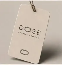 Hang tag da DOSE em papel off-white.